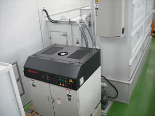 設置例　オイルブース（奥）とスラッジ回収装置、ボス2000（手前）