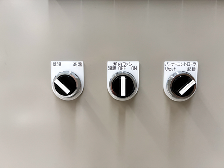 切替スイッチ類　左から　高低温切替え、炉内ファンと温調、バーナーコントローラー