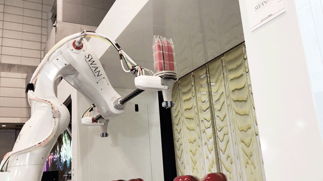 スワンロボットへ装着デモ1　実写（高機能塗料展2018にて）